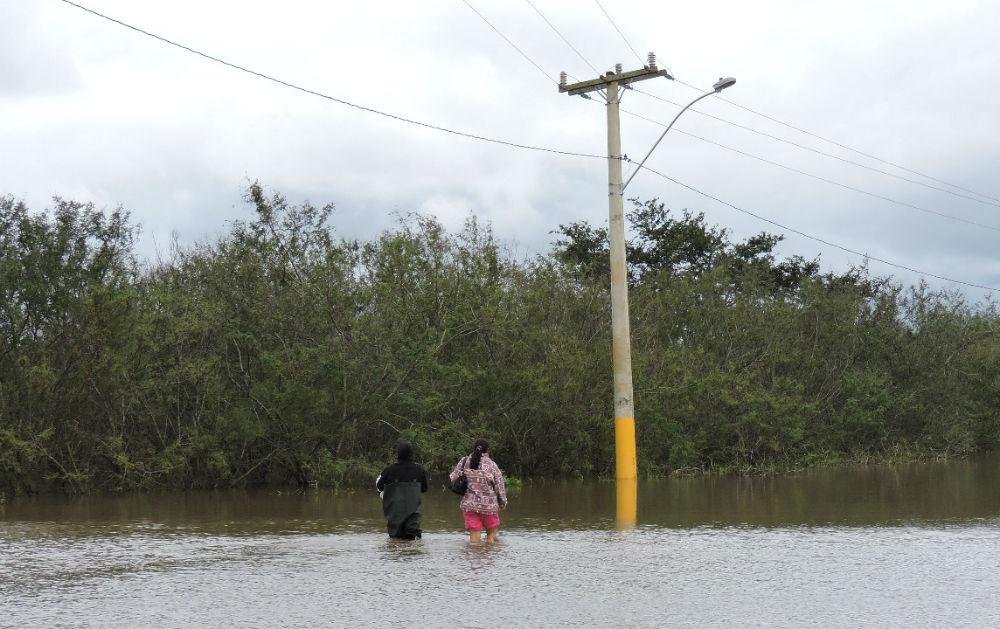 Acesso a praia do Paquet&aacute; em Canoas segue com muita &aacute;gua