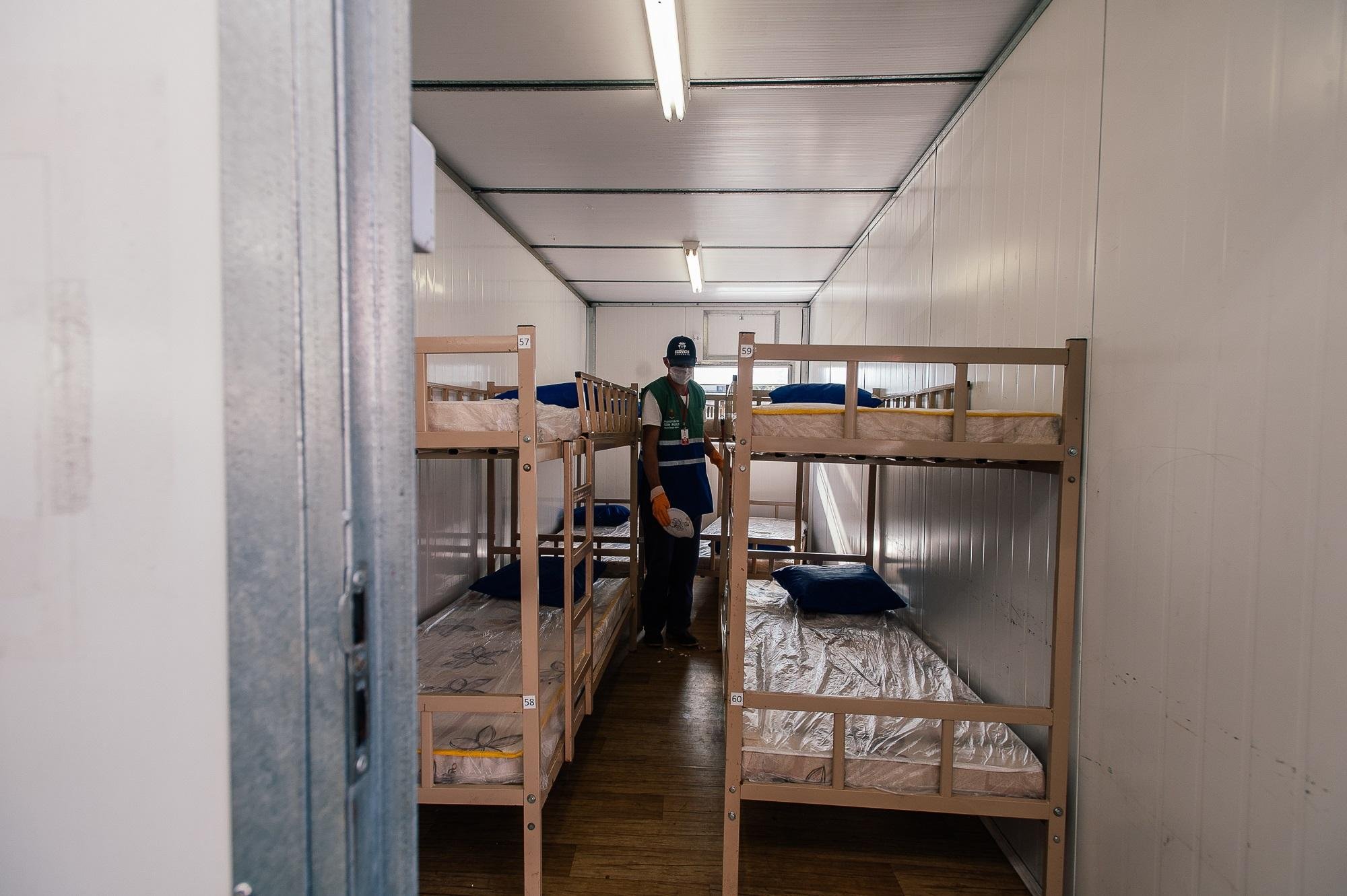Estrutura montada para atender dependentes qu&iacute;micos oferece espa&ccedil;o para comer, tomar banho e dormir