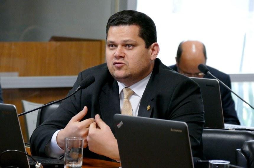 Senador Davi Alcolumbre (DEM-AP) quer aumentar pena para quem posta imagens de pessoas mortas na internet 