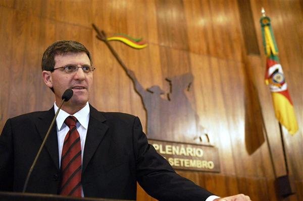 Deputado &eacute; acusado de coagir servidores a comprarem ingressos para jantar de apoio pol&iacute;tico