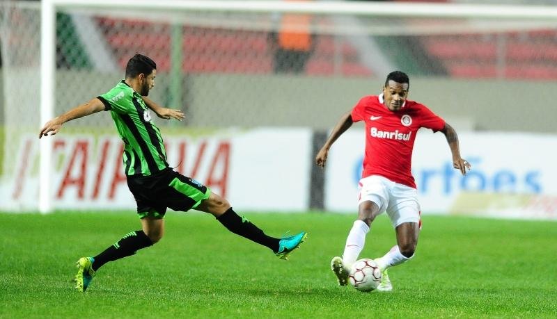 Melo reconhece falhas defensivas e admite estar em busca de refor&ccedil;os