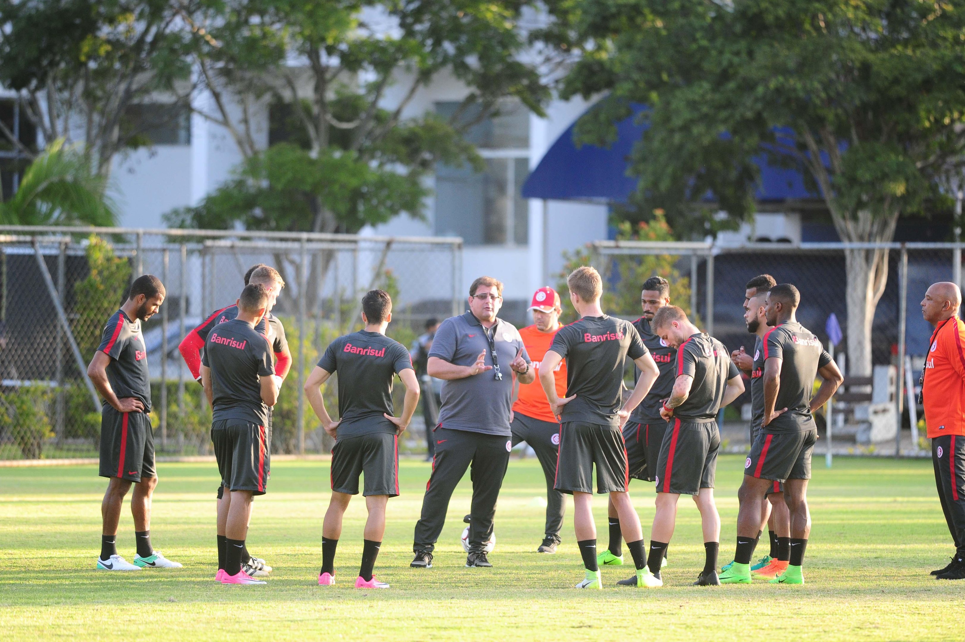 Guto comandou treino para os reservas em Belo Horizonte