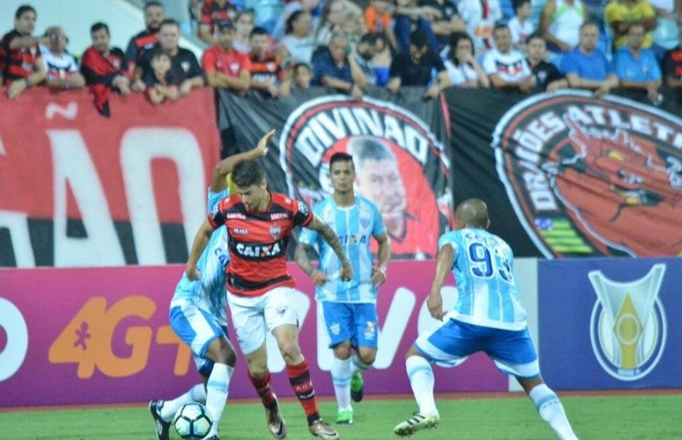 Time goiano conquistou a vit&oacute;ria por 3 a 1 com um gol de Jorginho e dois de Everaldo, ambos de p&ecirc;nalti