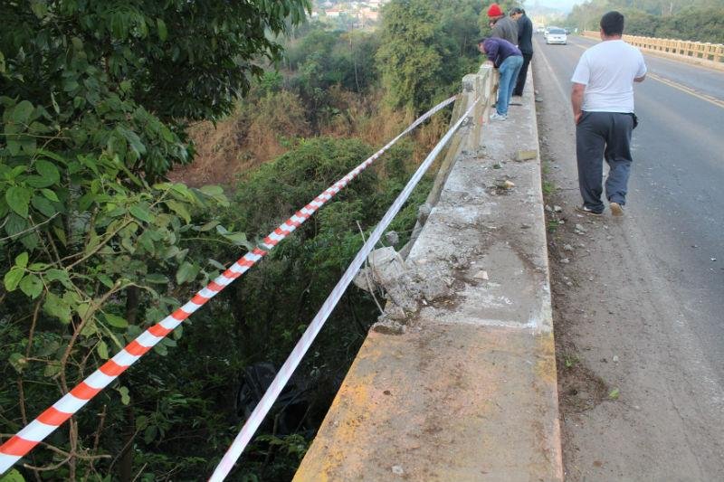 Motorista perde controle e van cai de ponte em Encantado 