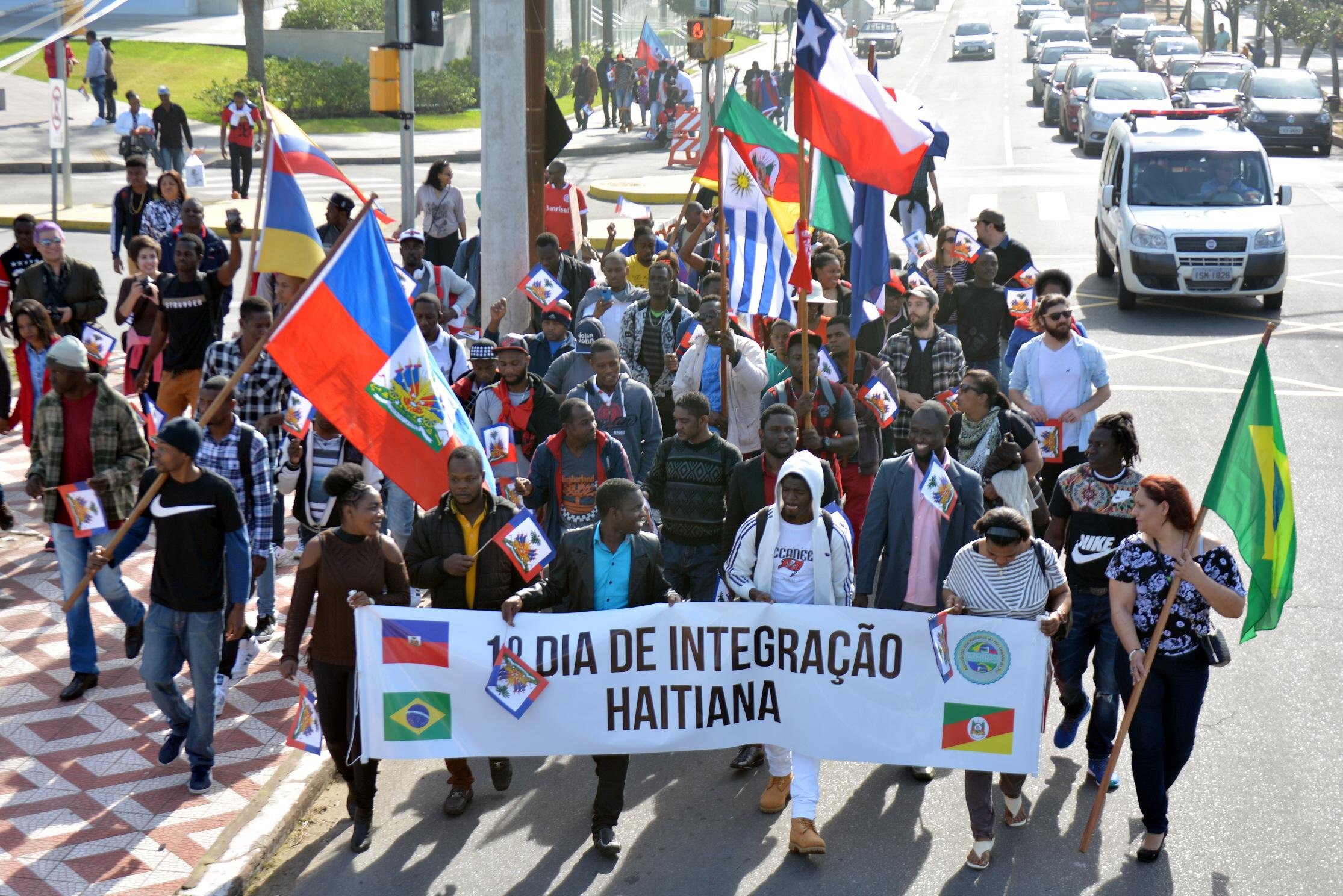 Passeata contou com dezenas de pessoas e um carro de som com m&uacute;sicas t&iacute;picas do Haiti