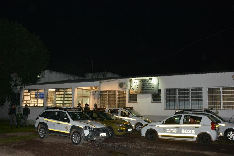 Quatro viaturas s&atilde;o usadas para deten&ccedil;&atilde;o de presos em Alvorada