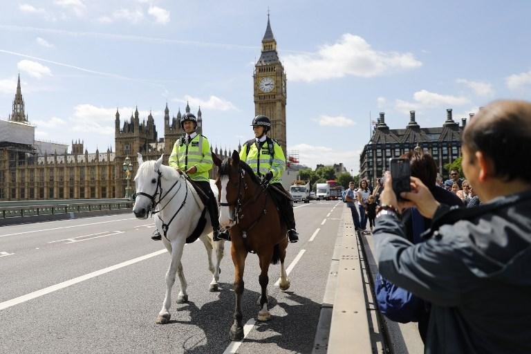 Pol&iacute;cia prende homem com faca diante do Parlamento brit&acirc;nico