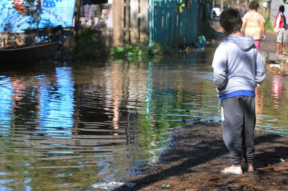 Diminui n&uacute;mero de pessoas fora de casa em fun&ccedil;&atilde;o das chuvas no RS