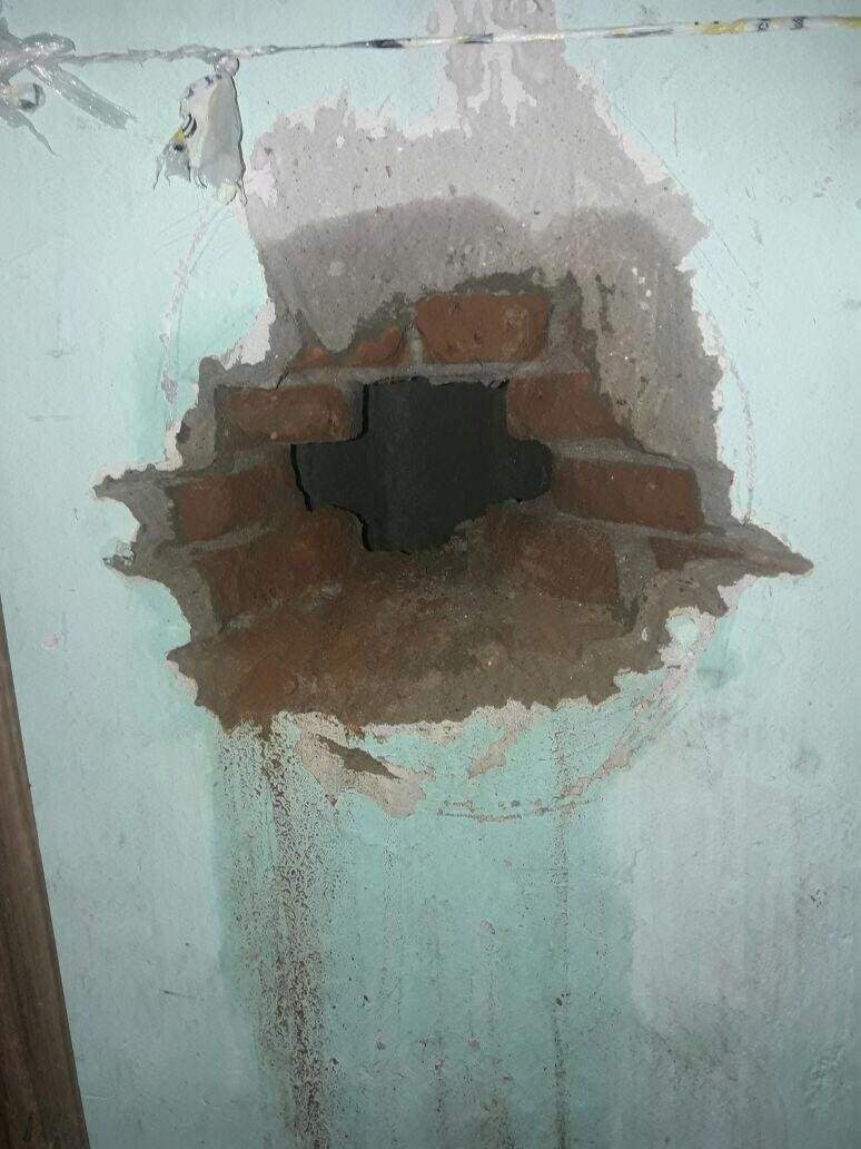 Apenados abriram um buraco na parede