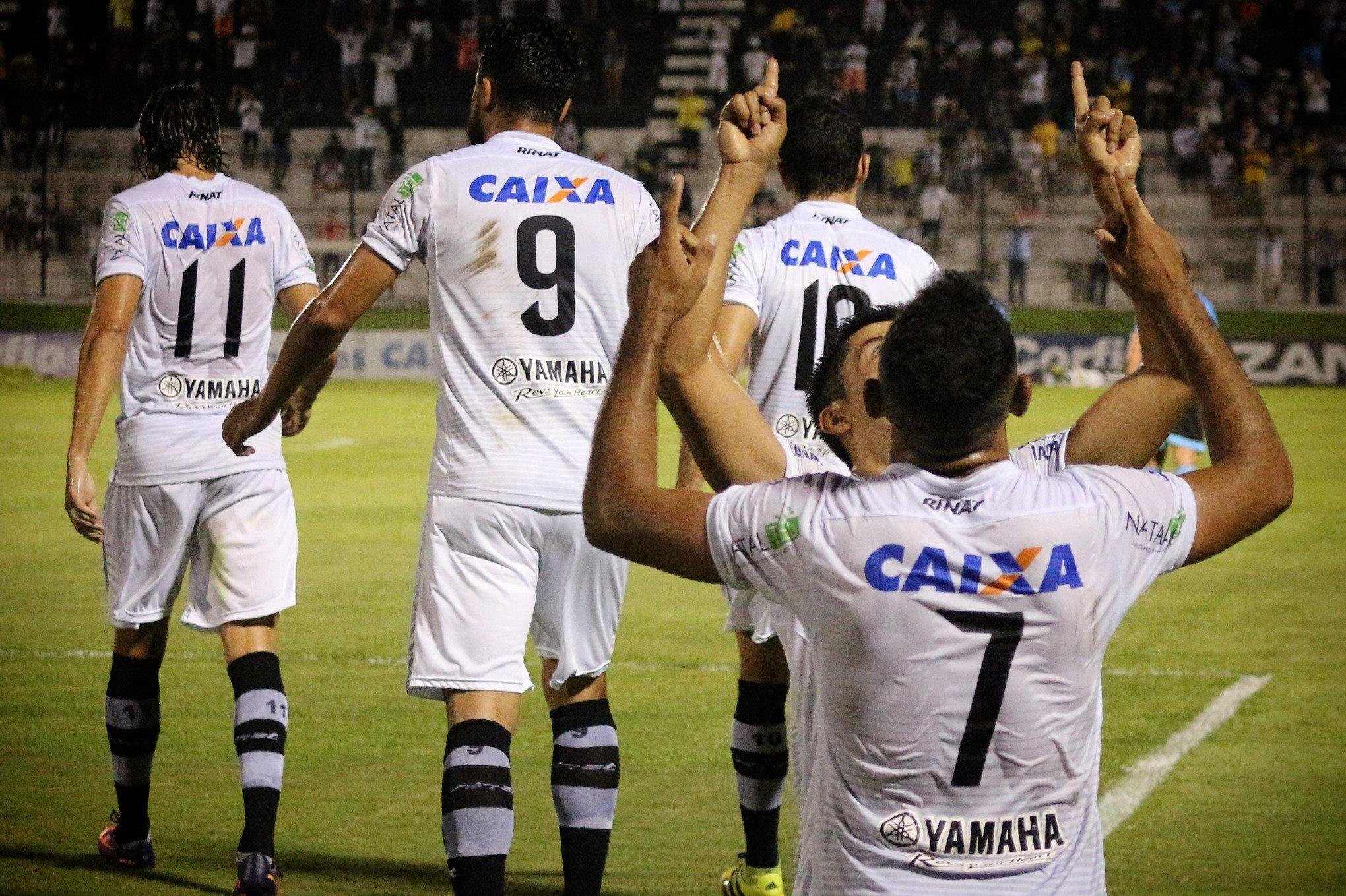 Donos da casa, no Serra Dourada, sa&iacute;ram com preju&iacute;zo ao sofrer virada por 2 a 1