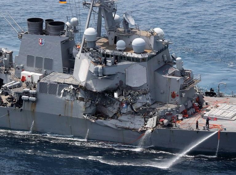 USS Fitzgerald teve o casco danificado a boreste 