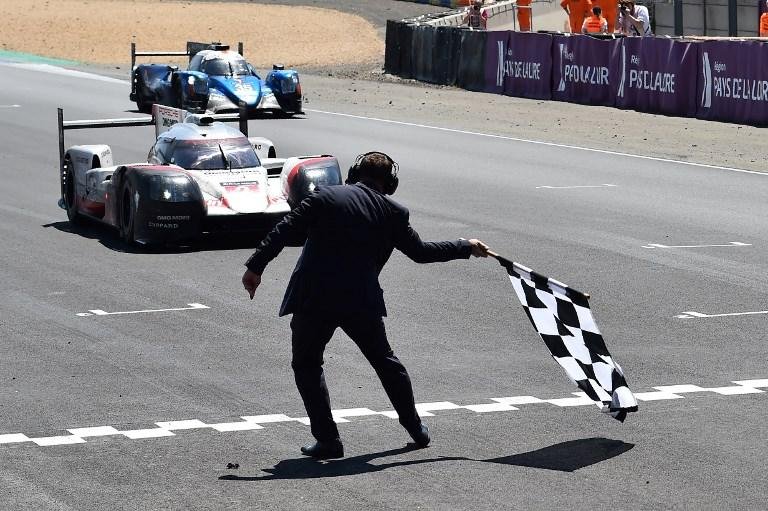 Porsche foi campe&atilde; em Le Mans pela terceira vez seguida