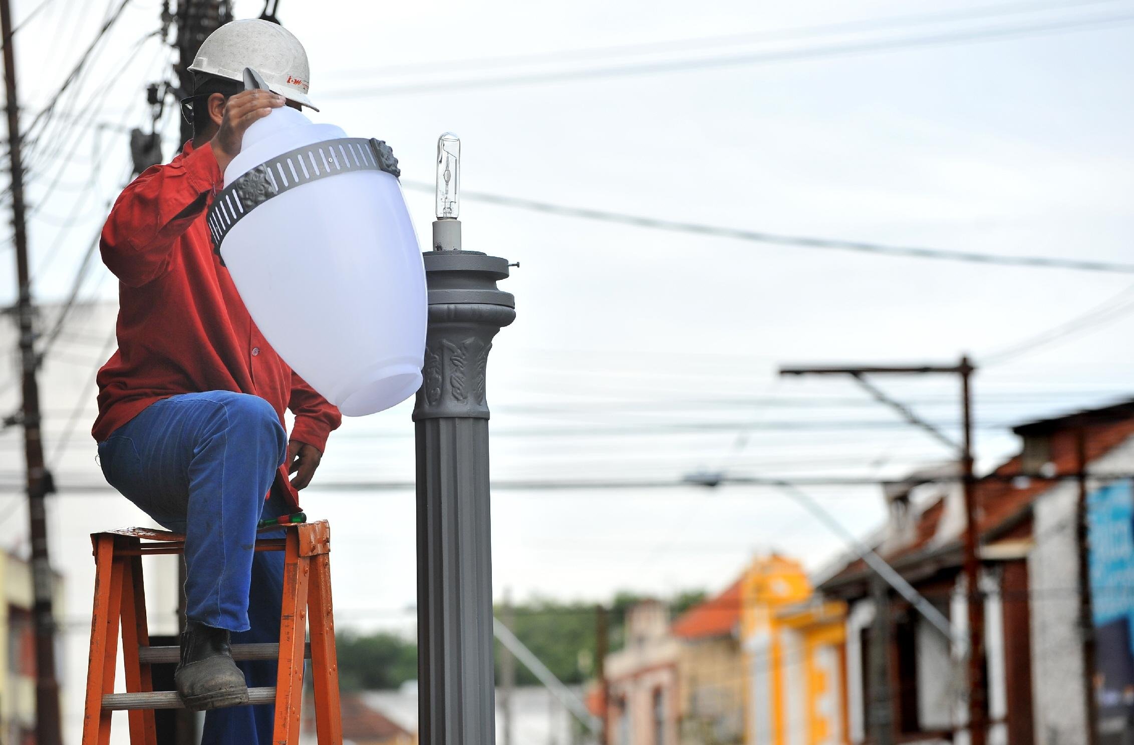 Substitui&ccedil;&atilde;o de pontos de luz em via p&uacute;blica foi prejudicada devido a atrasos 