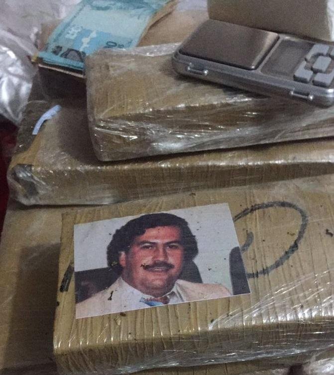 BM apreende maconha com foto do Pablo Escobar no Litoral Norte
