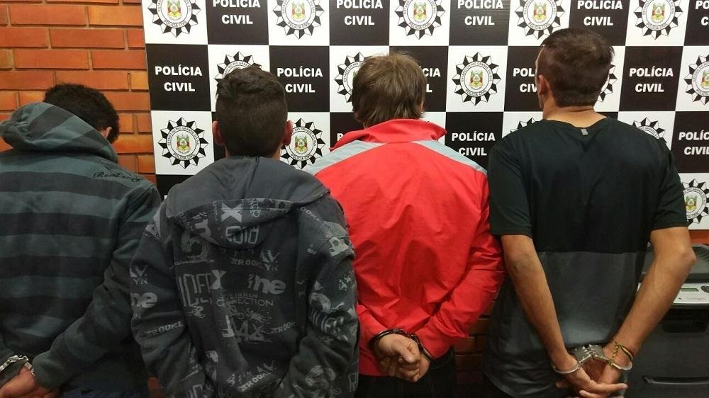 Pol&iacute;cia Civil prende quatro pessoas em flagrante em Santa Cruz do Sul