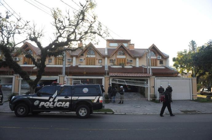 Bioqu&iacute;mico suspeito de matar mulher e filho vai a julgamento hoje 