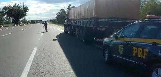 Pol&iacute;cia prende homem e apreende carga de bebida avaliada em R$ 500 mil