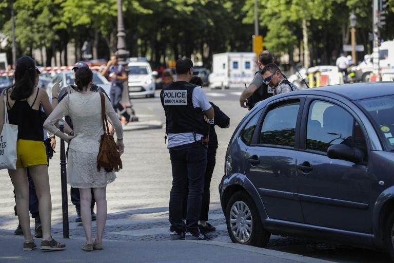 Ve&iacute;culo atinge furg&atilde;o da pol&iacute;cia na avenida Champs-Elys&eacute;es em Paris