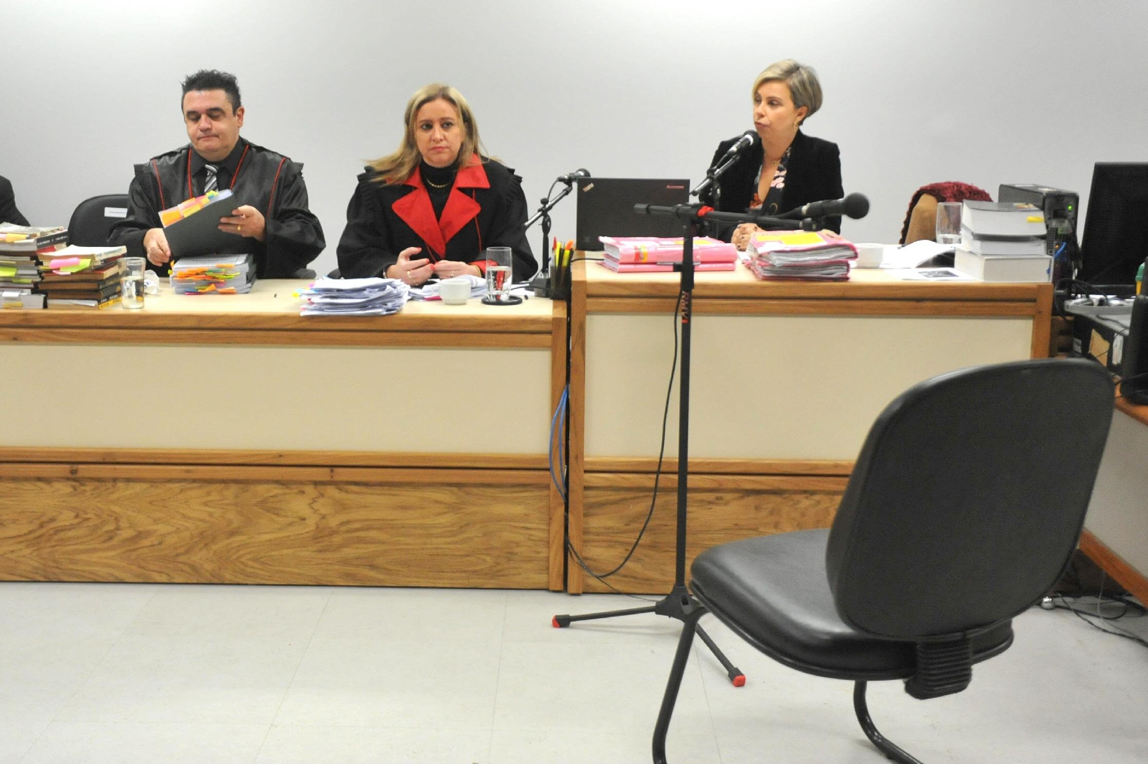 Acusado de matar a esposa e o filho, o bioqu&iacute;mico &Ecirc;nio Luiz Carnetti preferiu n&atilde;o acompanhar a sess&atilde;o