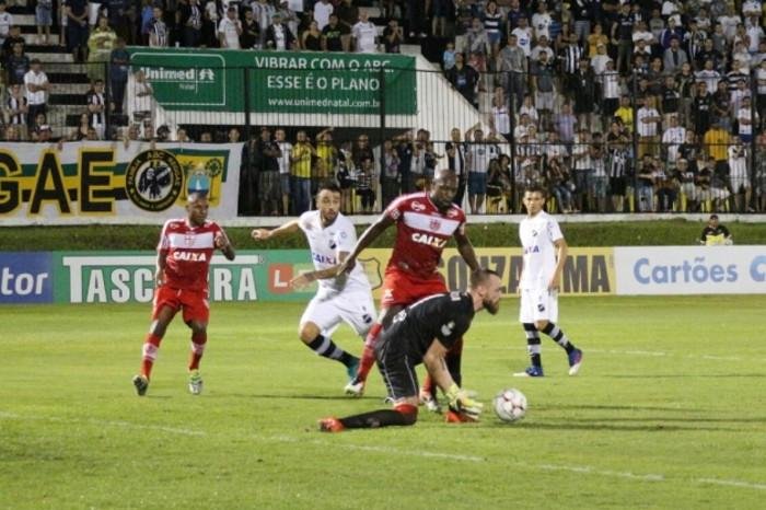 Time embalou com estreia de novo t&eacute;cnico e aplicou 3 a 1 no advers&aacute;rio