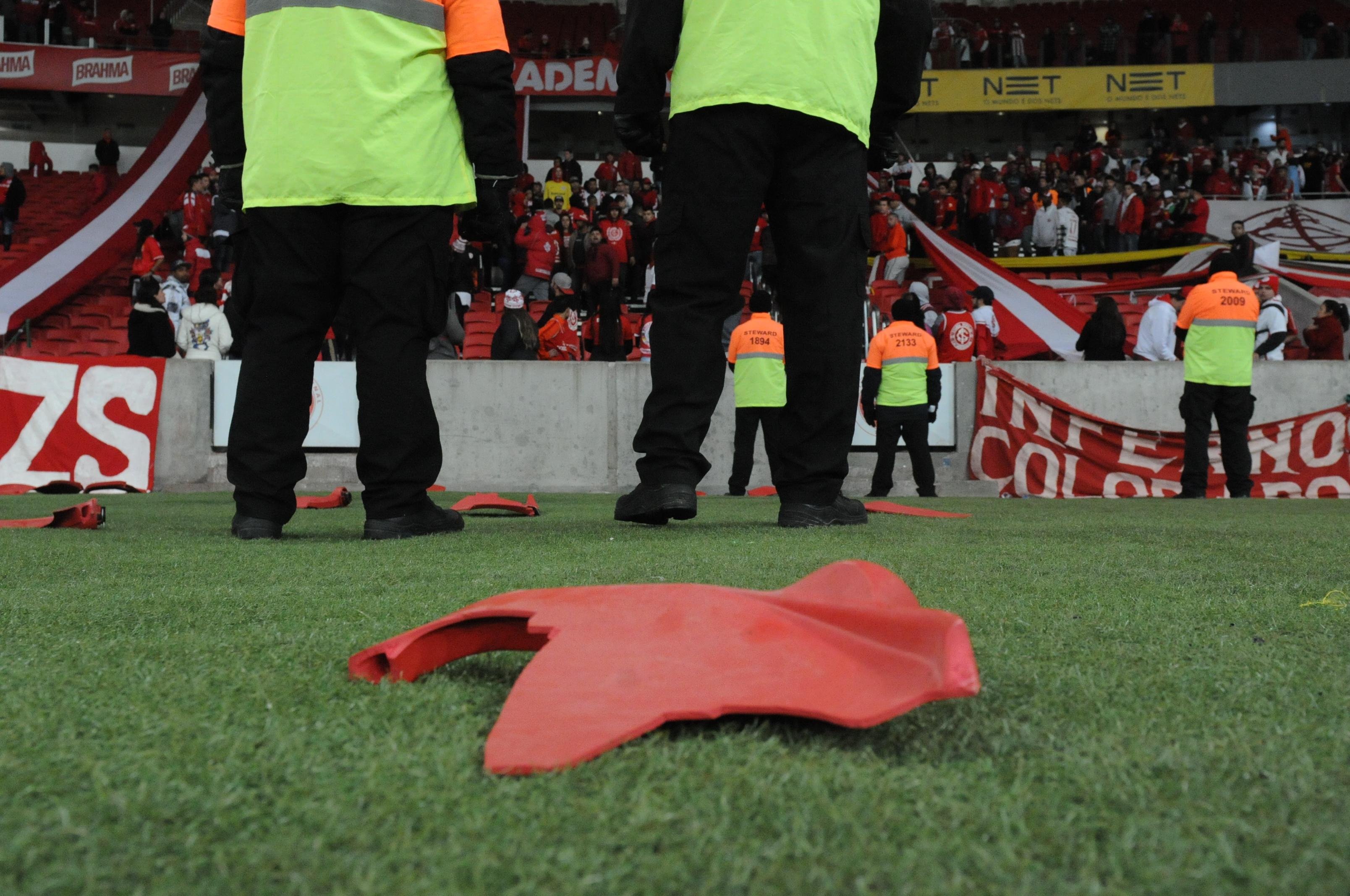 Al&eacute;m das vaias, cerca de 20 cadeiras foram arremessadas em dire&ccedil;&atilde;o ao gramado