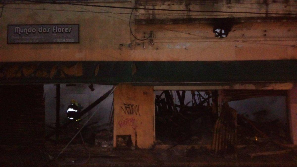 Inc&ecirc;ndio atinge pelo menos quatro lojas em Porto Alegre
