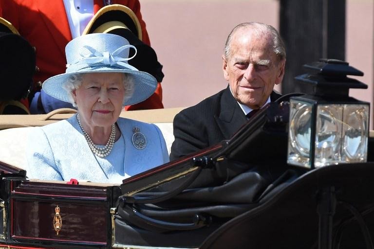 Pr&iacute;ncipe Philip, marido da rainha Elizabeth II, &eacute; hospitalizado por precau&ccedil;&atilde;o