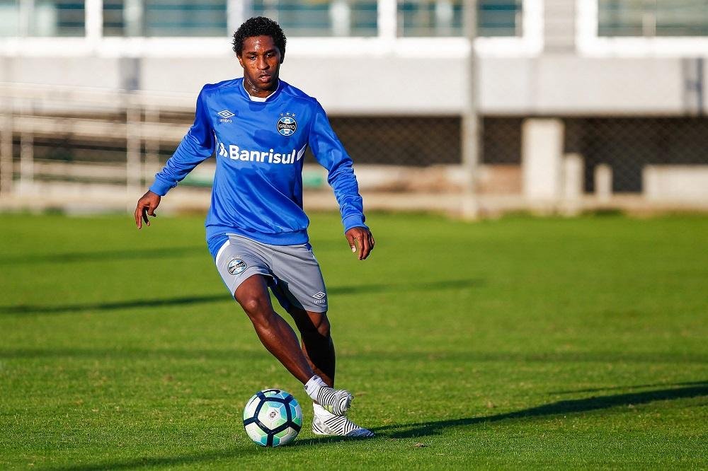 Bola&ntilde;os deve voltar contra Coritiba na Arena