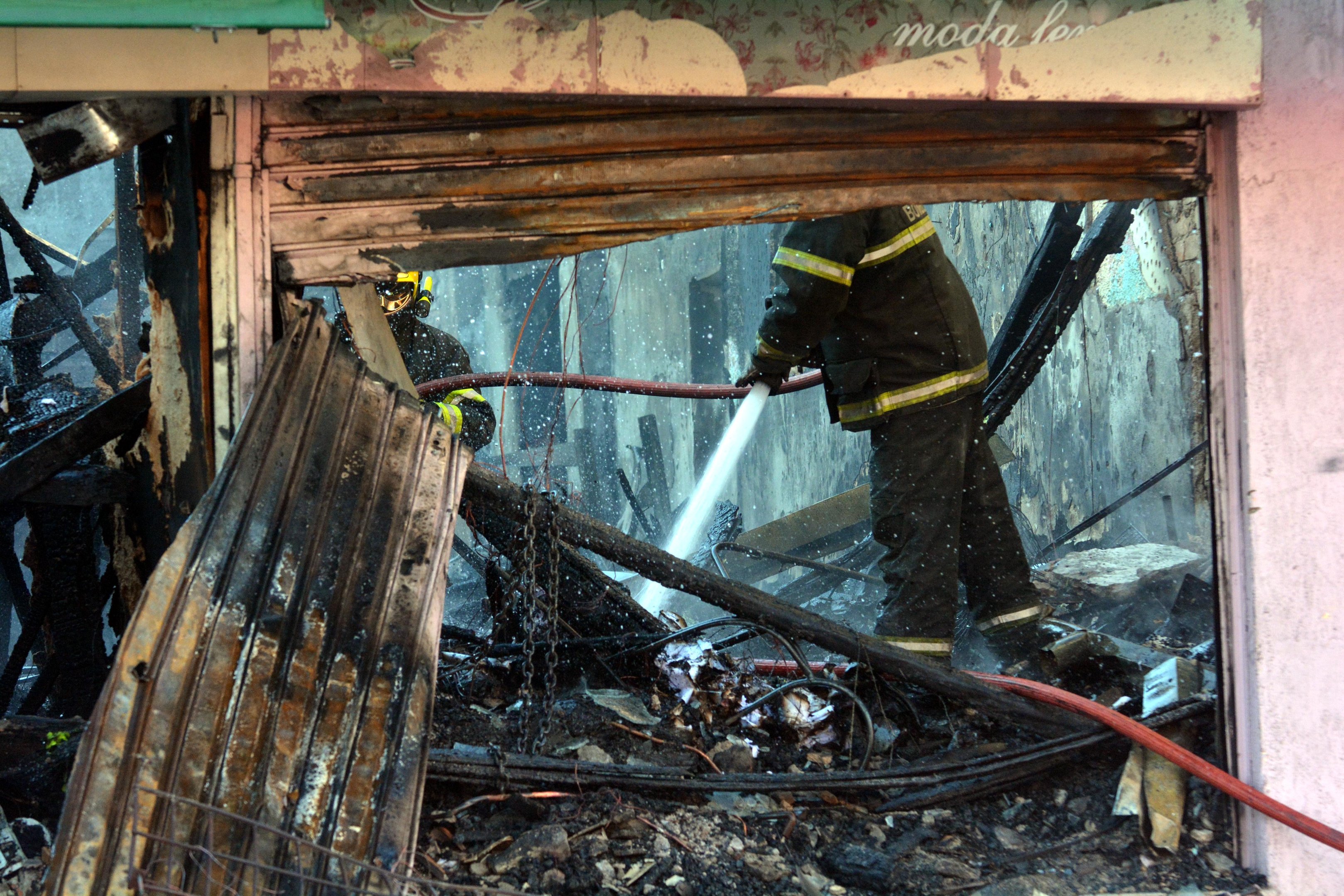 Fogo deixou quatro estabelecimentos destru&iacute;dos na avenida Azenha