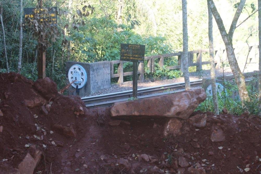 Trilhos do Viaduto 13 em Vespasiano Corr&ecirc;a tem acesso bloqueado 