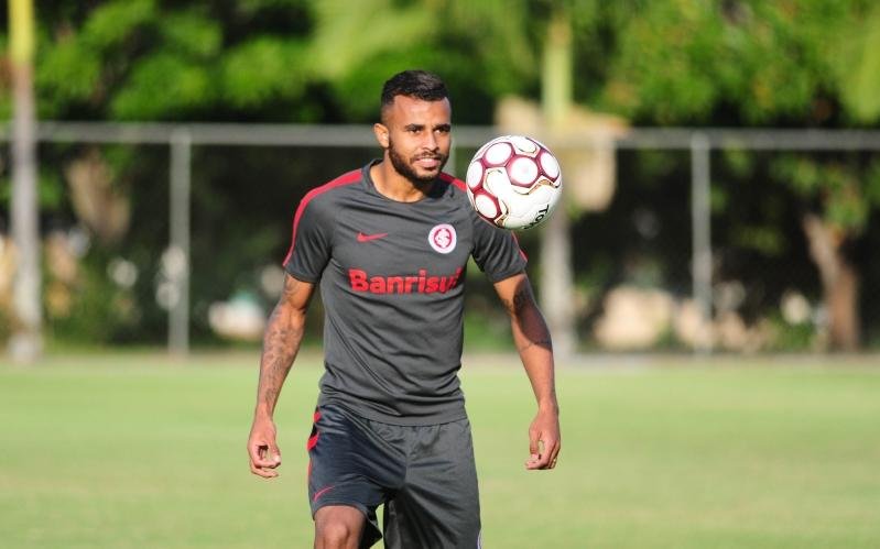 Alex Santana &eacute; enviado ao sub-23 ap&oacute;s faltar a treino do Inter	