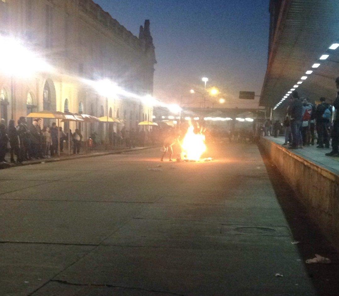 Manifestantes queimaram caixas em protesto no Centro