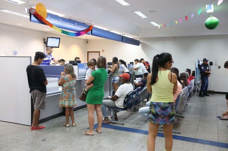 Trabalhadores j&aacute; sacaram mais de R$ 37 bilh&otilde;es de contas inativas do FGTS 