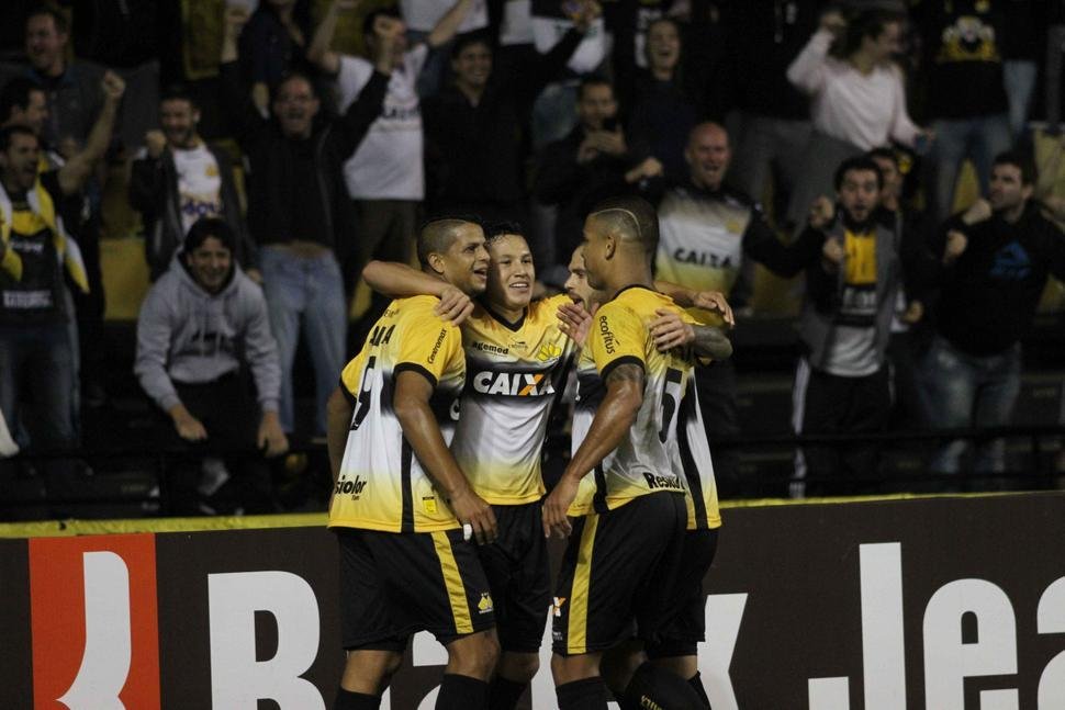 Time catarinense escala a tabela e se afasta do Z4 da S&eacute;rie B