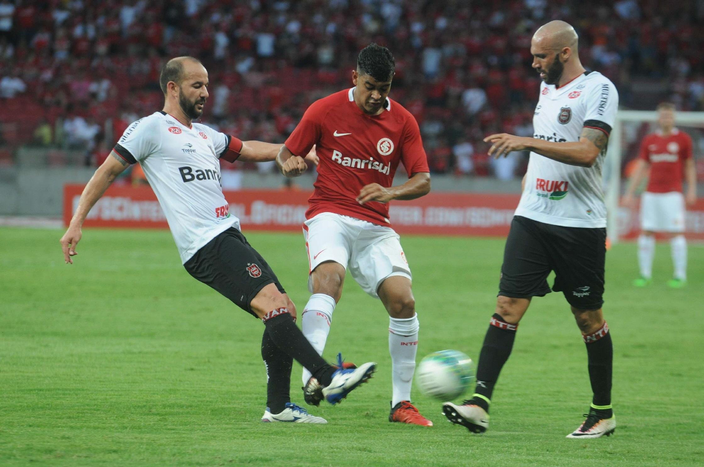 Inter encara Brasil de Pelotas para aliviar press&atilde;o sobre Guto 