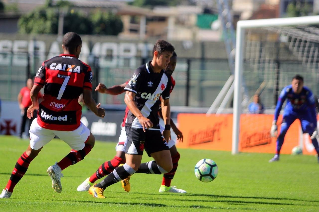 Vasco vence Atl&eacute;tico-Go e entra no G4 do Brasileir&atilde;o 