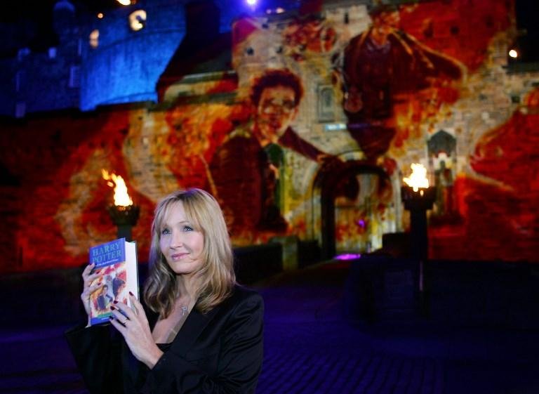 Escritora brit&acirc;nica J.K. Rowling publicou o primeiro volume de Harry Potter em junho de 1997