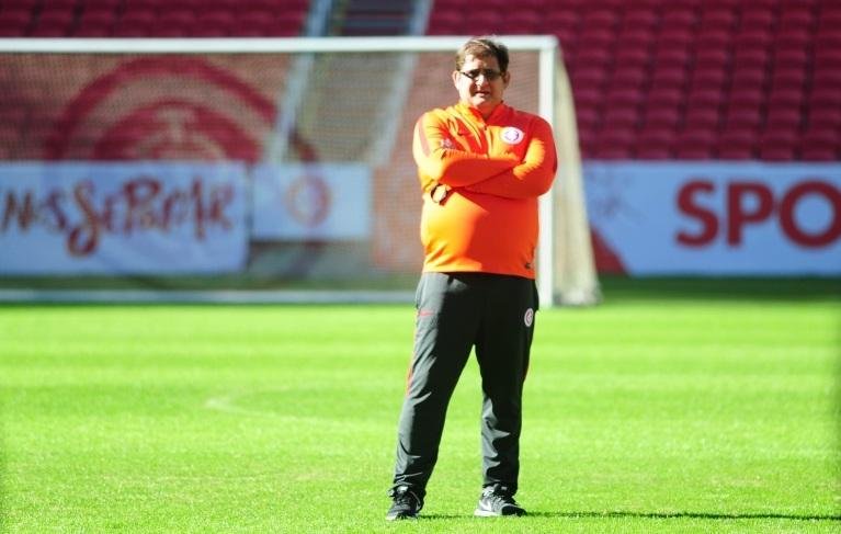 Guto Ferreira passar&aacute; duas semanas em Viam&atilde;o com plantel colorado para adaptar sua metodologia 