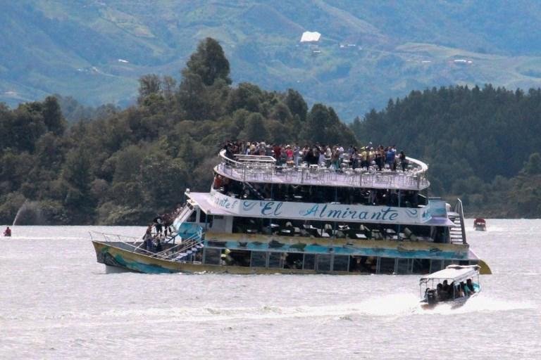 Embarca&ccedil;&atilde;o transportava 150 pessoas e causa do acidente ainda &eacute; desconhecida	