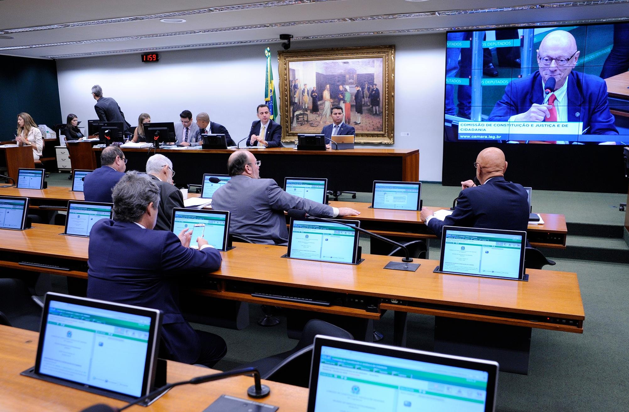 Parte dos integrantes da CCJ j&aacute; foi citada em dela&ccedil;&otilde;es