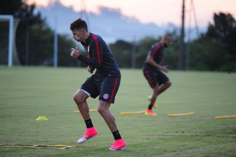 Victor Cuesta Deve voltar contra o Boa Esporte no s&aacute;bado