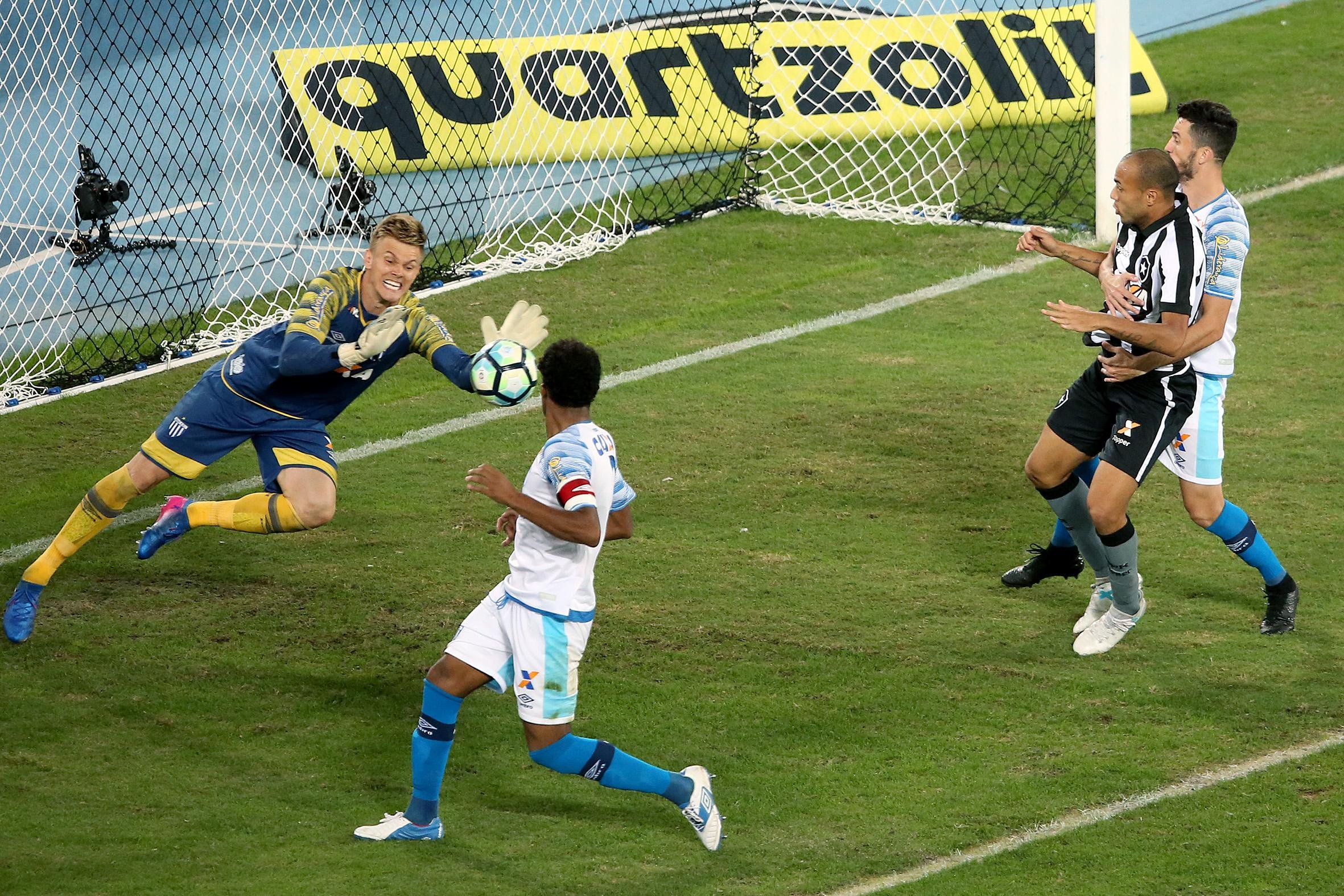 Ava&iacute; surpreende Botafogo no Rio vence por 2 a 0 