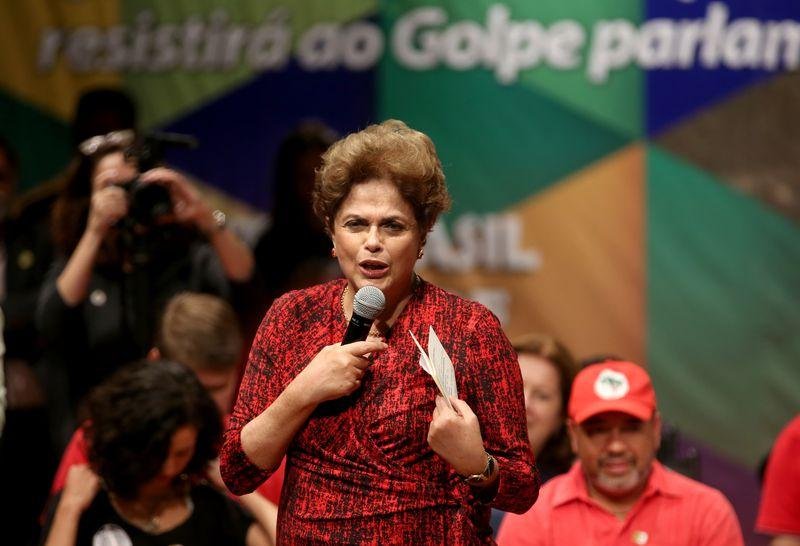 "Pa&iacute;s est&aacute; nas m&atilde;os do &uacute;nico presidente denunciado por corrup&ccedil;&atilde;o", afirma Dilma