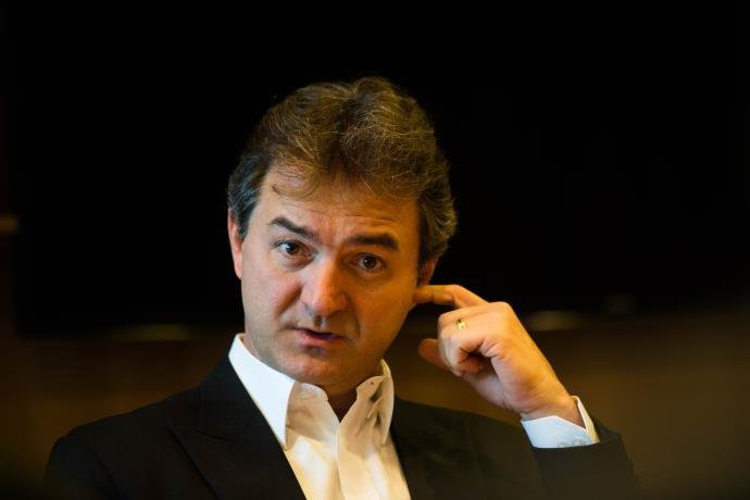Assessoria de imprensa informou que empres&aacute;rio est&aacute; com fortes dores no nervo ci&aacute;tico e n&atilde;o h&aacute; previs&atilde;o de alta