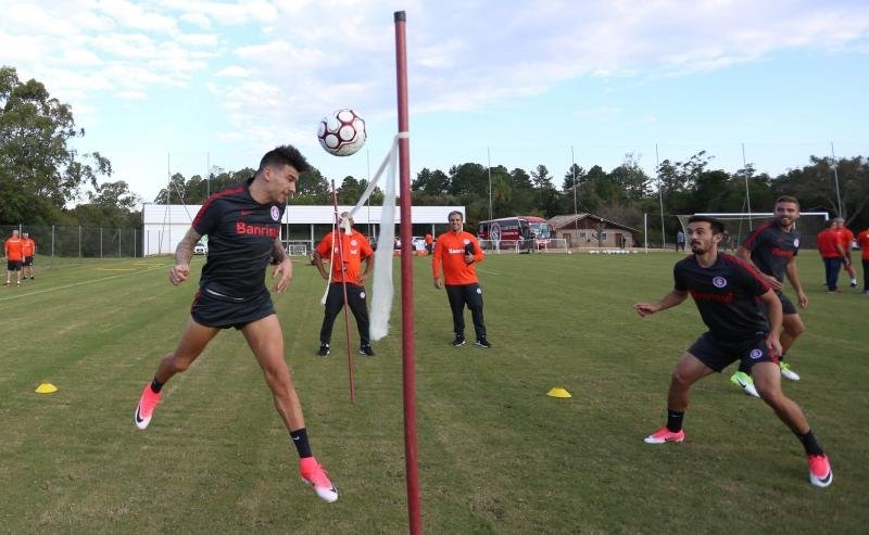 Recuperado de uma les&atilde;o muscular, Cuesta (&agrave; esquerda) deve voltar ao time titular