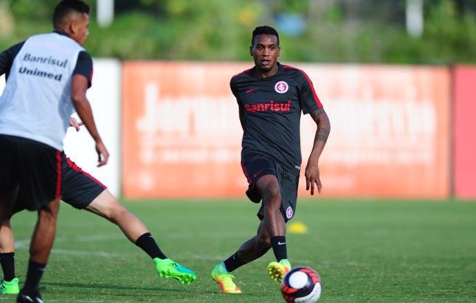 Problemas com contrato deixa Edenilson fora do jogo contra Boa