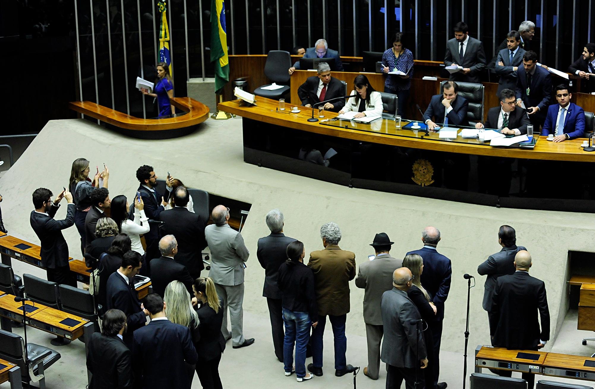 Den&uacute;ncia contra Michel Temer &eacute; lida no plen&aacute;rio da C&acirc;mara