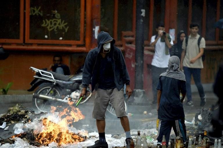 Pol&iacute;cia det&eacute;m dezenas de jovens em passeata contra Maduro