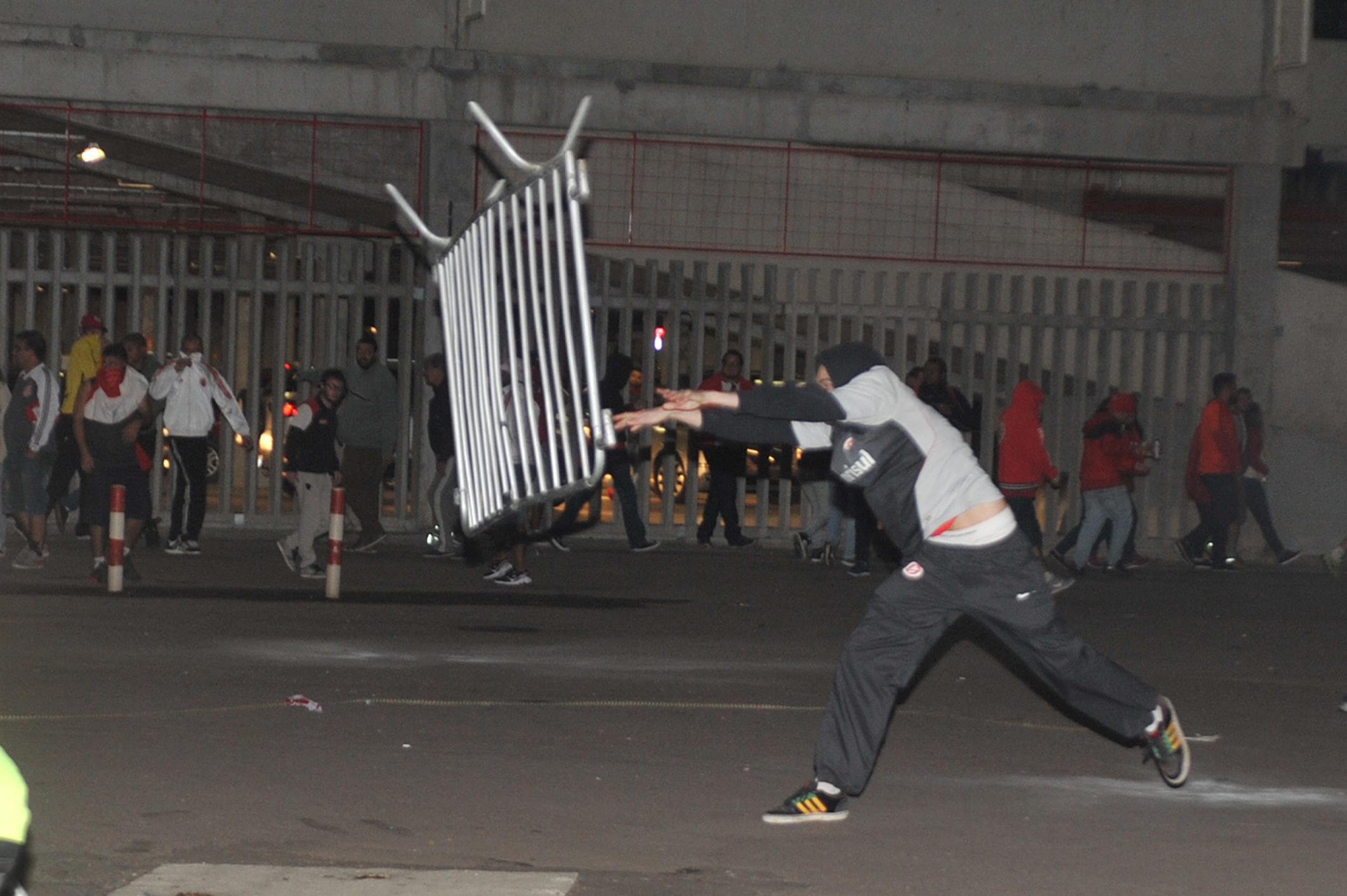 Torcedores e Brigada Militar entraram em confronto depois de derrota do Inter