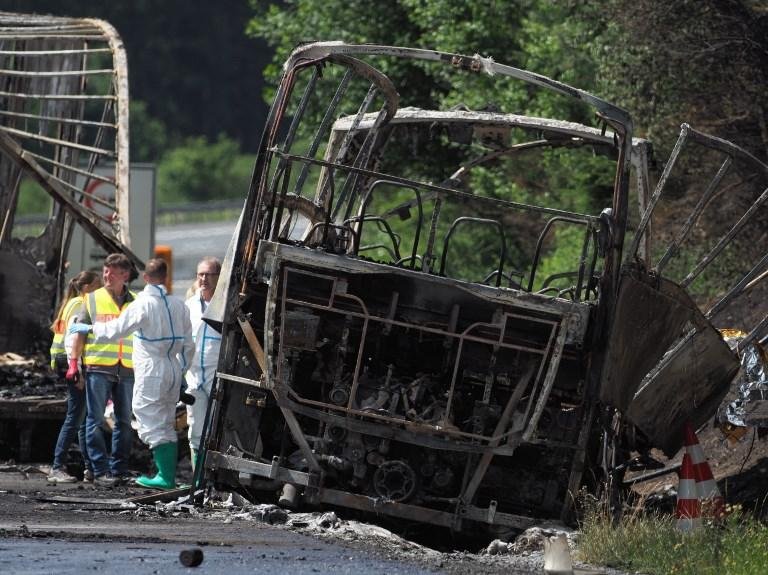 Pol&iacute;cia local acredita que pessoas tenham morrido no inc&ecirc;ndio do ve&iacute;culo